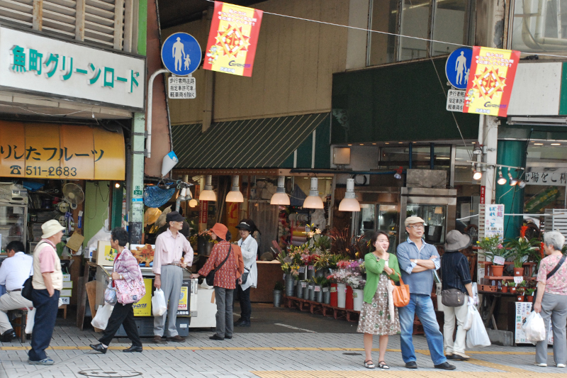 日本のアーケード街発祥の地「小倉魚町商店街」は現在も活況だ。