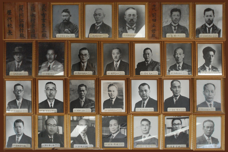 校長室の壁面には、140年余の伝統を繋いで来た歴代校長の肖像が並ぶ。