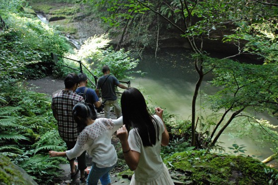 東椎屋の滝へ登る道は家族連れでいっぱいだ。
