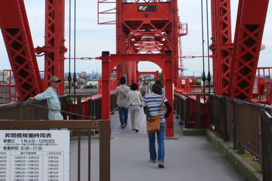 通常は歩いて通行できるが、中型以上の船が航行する時に橋の中央部が昇開して待たされる事になる。