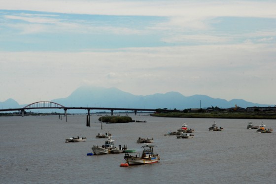 河口近くの若津港には中型漁船が係留されていた。