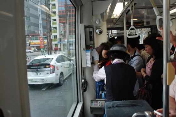 市民の足、熊本市電はどこまで乗っても150円の均一料金だ。