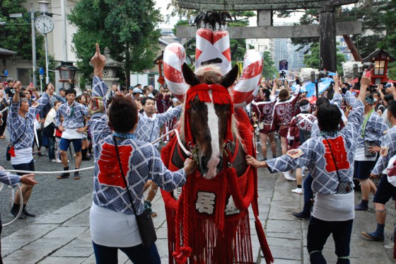 最初の飾り馬が一番の誇りと共に藤崎八旛宮に到着した。