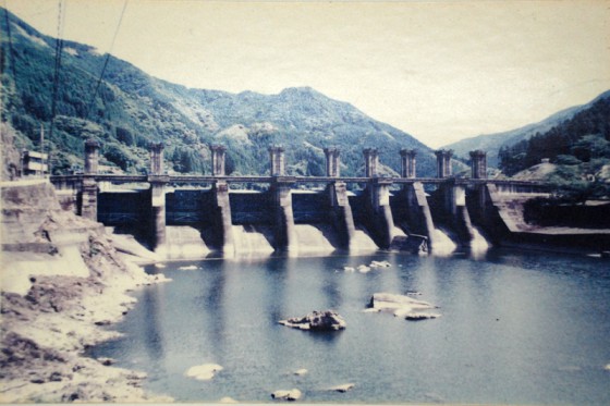 荒瀬ダム完成直後。当時は熊本県の16％の電力をまかない、戦後復興の旗印だった。（複写：地域情報館）