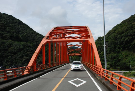日本三大急流に数えられる球磨川に掛かる橋は高く強固な鉄橋が多い。