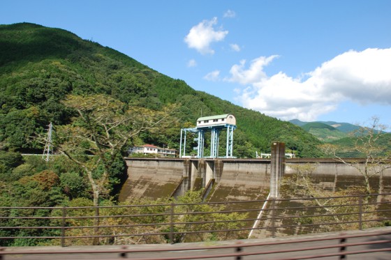 球磨川の源流から20kmにある市房ダム。発電や灌漑などを目的とした複合ダムで、発電量は年間約5千万kwh。残念ながらダムカードは発行していない。