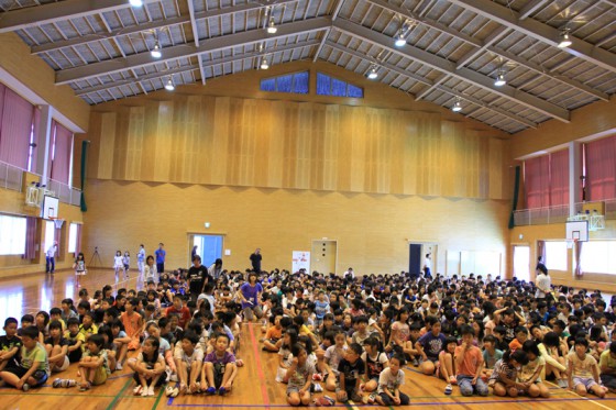 広々とした体育館に600人の児童が入場。いよいよ特別授業が始まった。