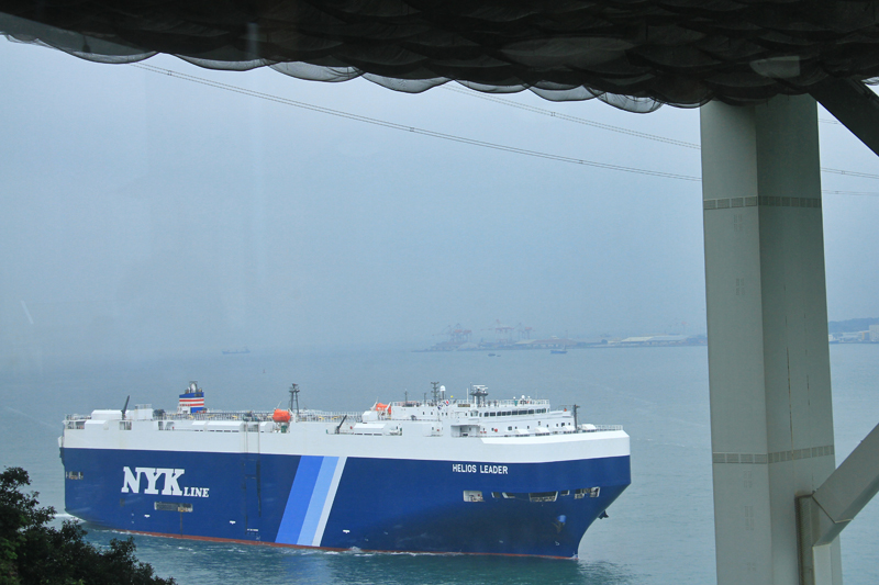 大きな自動車運搬船がやって来た。関門海峡では1日に約600隻もの船が往来するという。