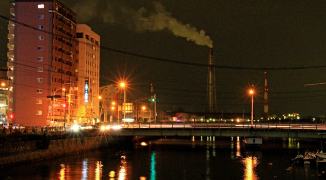 夜の関門港に聳える発電所の煙突。北九州は八幡製鉄所をはじめとする工業の街でもある。