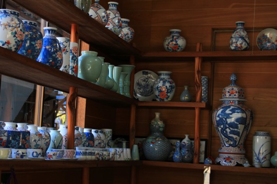 窯元の店先には伊万里焼の作品が並ぶ。
