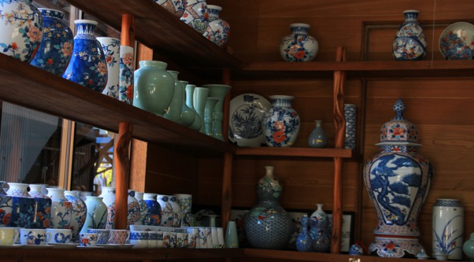 窯元の店先には伊万里焼の作品が並ぶ。