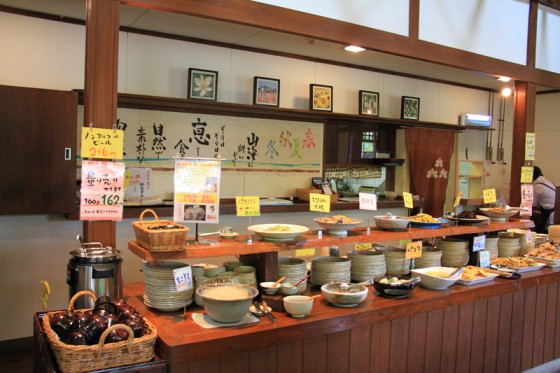 「正助茶屋」では、地元の食材を使った料理をバイキング形式で提供している。