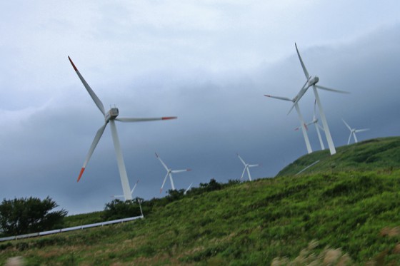 吹き上げる風と吹き下ろす風を捕らえる2種類の風車が建っている。