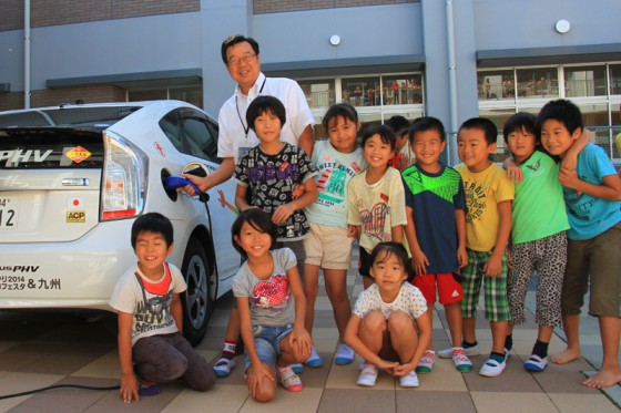 子供たちに囲まれた本田校長先生に充電していただいた。