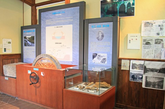 石橋の歴史や工法などの展示物がある。