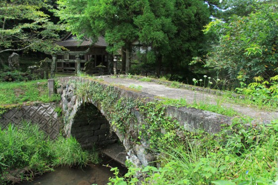 山間の神社に掛かる「一の橋」は小さいながら均整の取れた素朴な石橋。1893年架設。