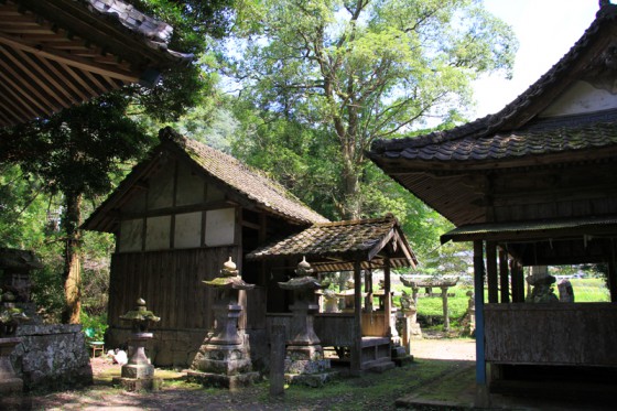 一の橋を渡った鳥居の向こうには神楽殿のある北山水神社がひっそりと佇む。