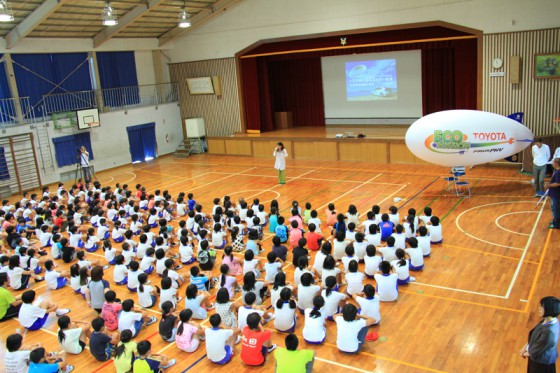 子供たちが体育館に整列して、いよいよトヨタ飛行船エネルギー教室が始まる。