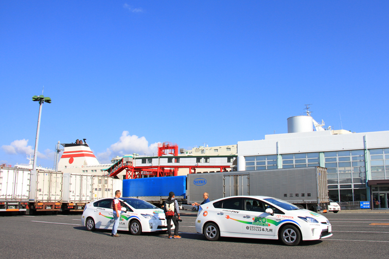 12時間の瀬戸内海クルーズを終えて神戸港に到着したプリウスPHV & プリウス。