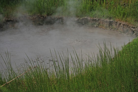 地中から沸き上がる熱泥の池は、まさに地獄のようだ。