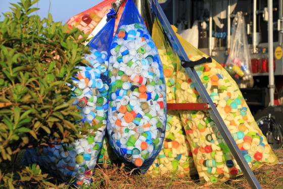 全国の学校やビーチクリーンで集められたペットボトルのキャップがキャラバン隊の糧となる。