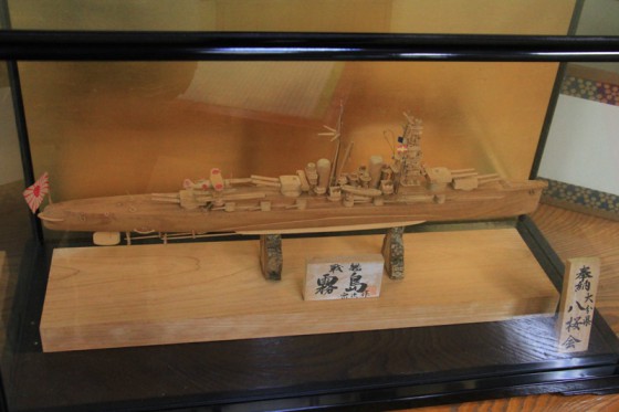 帆足さんが平和を願い心を込めて手作りした「霧島」の木製模型が奉納されている。