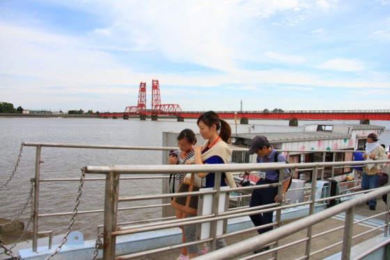 昇開橋を潜る観光船が大人気だ。