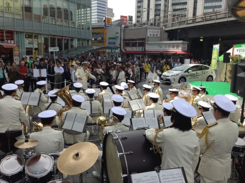海上保安庁音楽隊の演奏。海保は主催者である国土交通省の外郭団体だそうです。