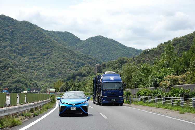 中国山脈を縫うように走る山陽道は坂が多く緩やかなアクセルワークで大型トラックをパスするのもひと苦労だ。