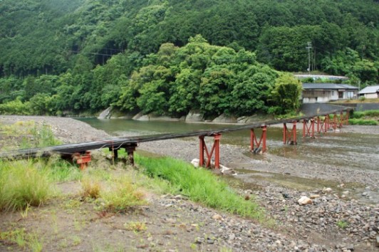 鮎川地区に掛かる歩行者用の宇立橋。沈下橋より簡素な作りで、増水時には木製の路面板が外れる、通称“流れ橋”